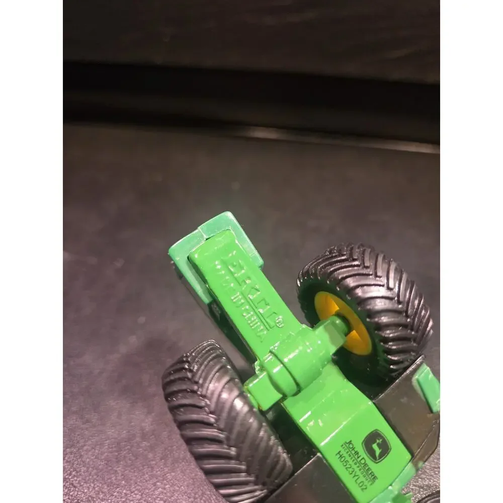 1/64 ERTL JOHN DEERE 119 8 SR00 Metal Bottom And Hitch, Plastic Upper Shell